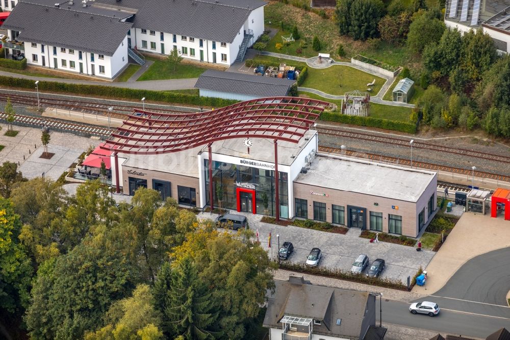 Luftbild Winterberg - Gleisverlauf und Bahnhofsgebäude der Deutschen Bahn in Winterberg im Bundesland Nordrhein-Westfalen, Deutschland