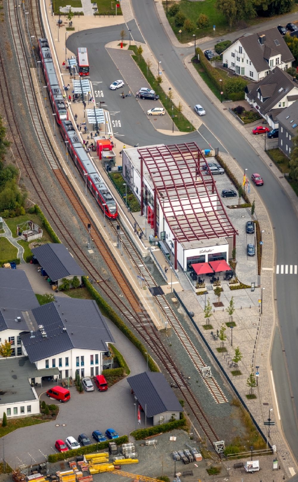 Winterberg von oben - Gleisverlauf und Bahnhofsgebäude der Deutschen Bahn in Winterberg im Bundesland Nordrhein-Westfalen, Deutschland