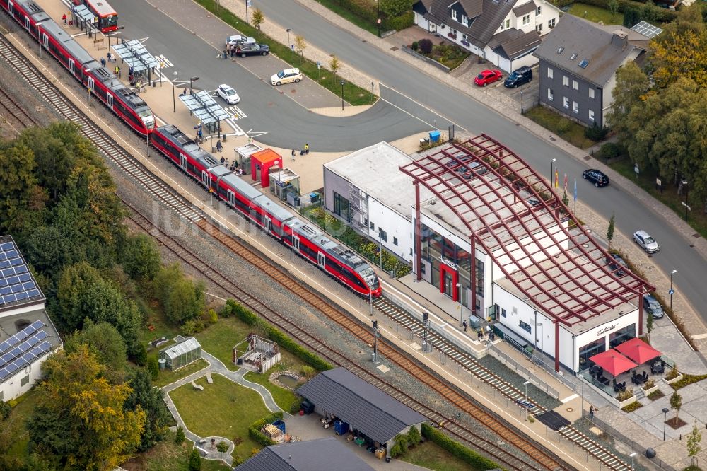 Luftbild Winterberg - Gleisverlauf und Bahnhofsgebäude der Deutschen Bahn in Winterberg im Bundesland Nordrhein-Westfalen, Deutschland