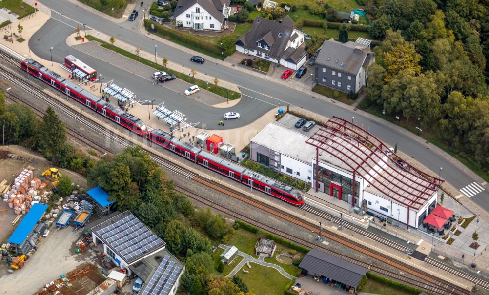 Luftaufnahme Winterberg - Gleisverlauf und Bahnhofsgebäude der Deutschen Bahn in Winterberg im Bundesland Nordrhein-Westfalen, Deutschland