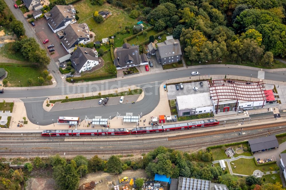 Winterberg von oben - Gleisverlauf und Bahnhofsgebäude der Deutschen Bahn in Winterberg im Bundesland Nordrhein-Westfalen, Deutschland