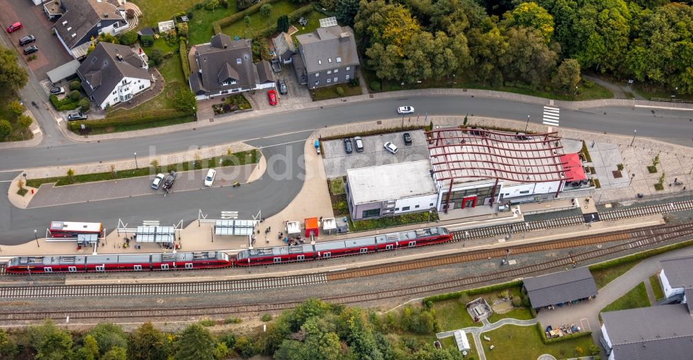 Winterberg aus der Vogelperspektive: Gleisverlauf und Bahnhofsgebäude der Deutschen Bahn in Winterberg im Bundesland Nordrhein-Westfalen, Deutschland