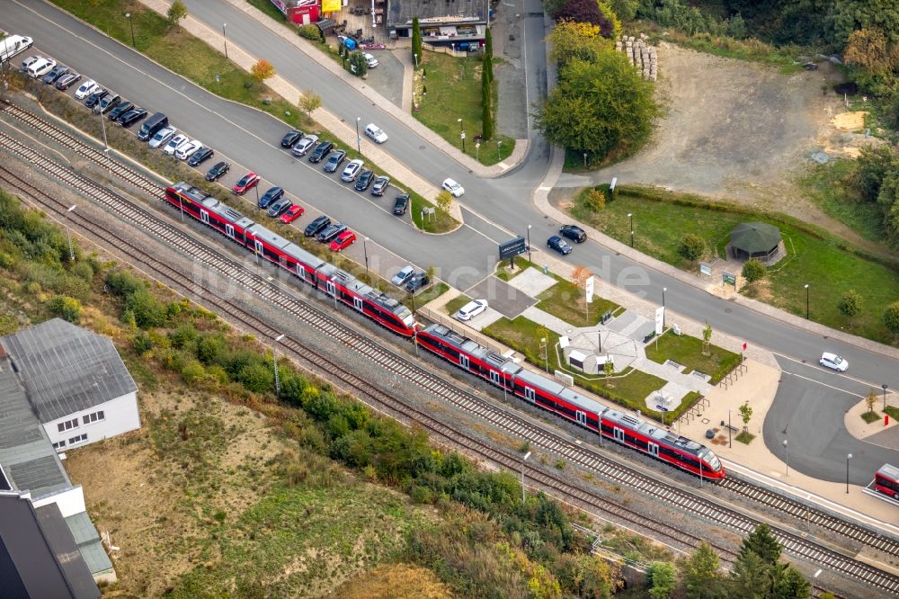 Winterberg aus der Vogelperspektive: Gleisverlauf und Bahnhofsgebäude der Deutschen Bahn in Winterberg im Bundesland Nordrhein-Westfalen, Deutschland