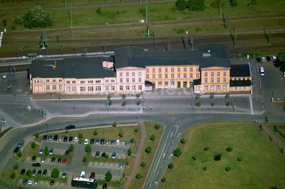 Wittenberge aus der Vogelperspektive: Gleisverlauf und Bahnhofsgebäude der Deutschen Bahn in Wittenberge im Bundesland Brandenburg, Deutschland