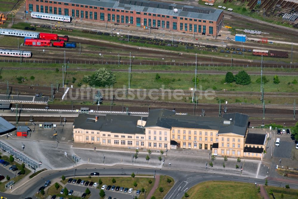 Luftbild Wittenberge - Gleisverlauf und Bahnhofsgebäude der Deutschen Bahn in Wittenberge im Bundesland Brandenburg, Deutschland