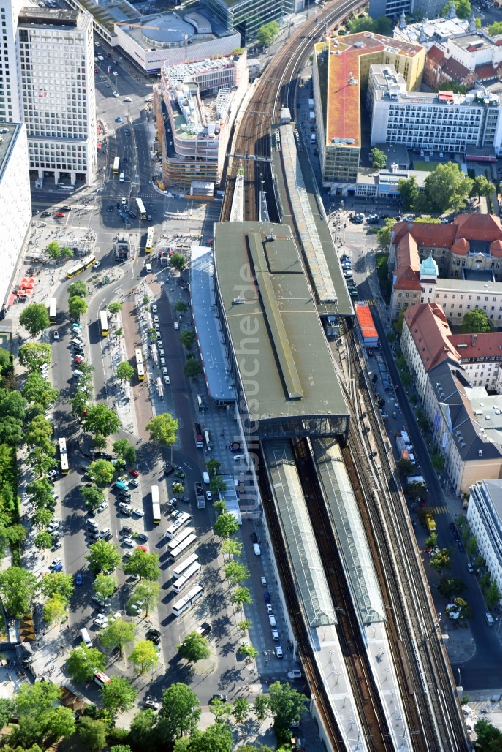 Luftbild Berlin - Gleisverlauf und Bahnhofsgebäude der Deutschen Bahn Zoologischer Garten im Ortsteil Charlottenburg in Berlin, Deutschland