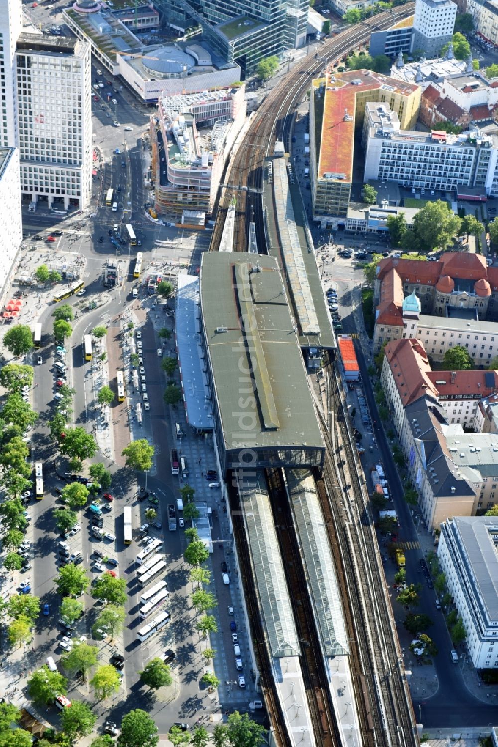 Luftaufnahme Berlin - Gleisverlauf und Bahnhofsgebäude der Deutschen Bahn Zoologischer Garten im Ortsteil Charlottenburg in Berlin, Deutschland