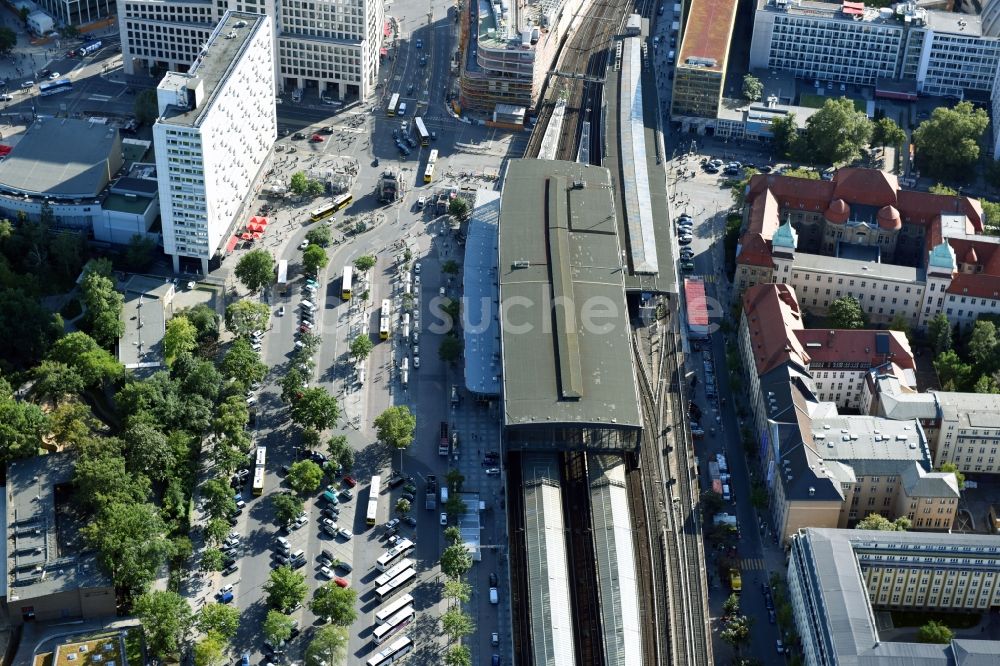 Berlin von oben - Gleisverlauf und Bahnhofsgebäude der Deutschen Bahn Zoologischer Garten im Ortsteil Charlottenburg in Berlin, Deutschland