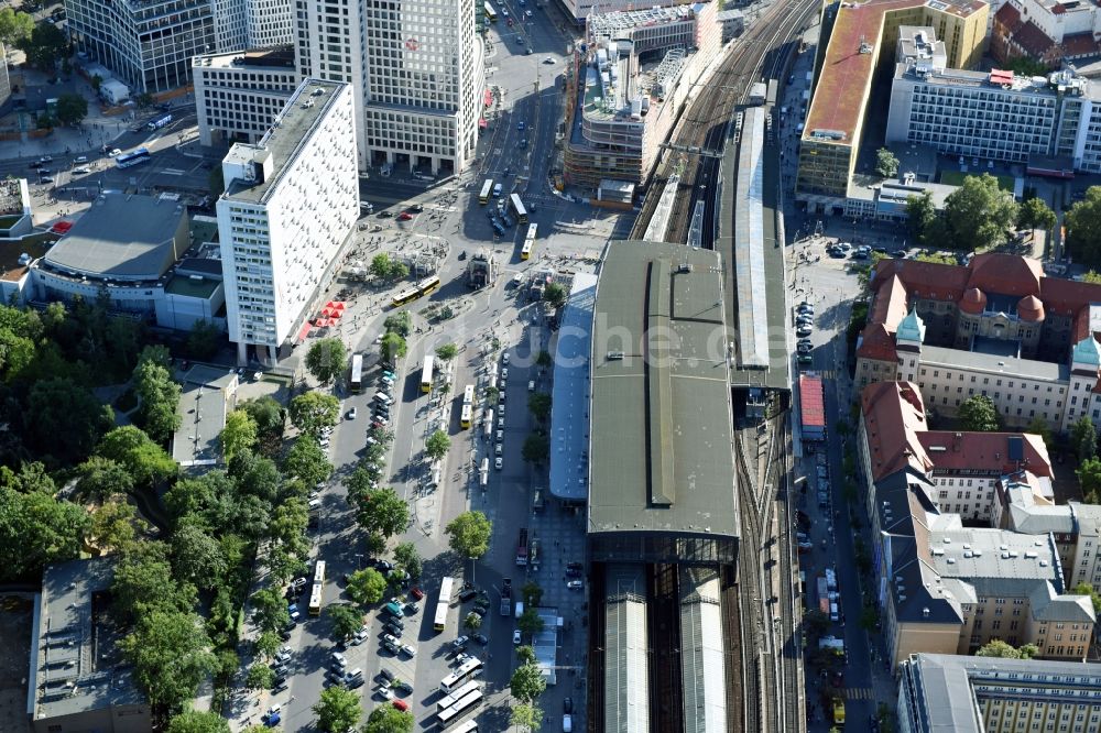 Berlin aus der Vogelperspektive: Gleisverlauf und Bahnhofsgebäude der Deutschen Bahn Zoologischer Garten im Ortsteil Charlottenburg in Berlin, Deutschland