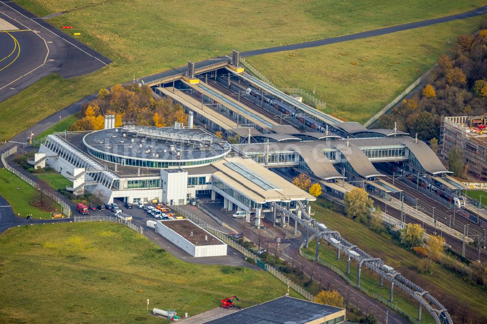 Düsseldorf aus der Vogelperspektive: Gleisverlauf und Bahnhofsgebäude Düsseldorf-Flughafen in Düsseldorf im Bundesland Nordrhein-Westfalen, Deutschland