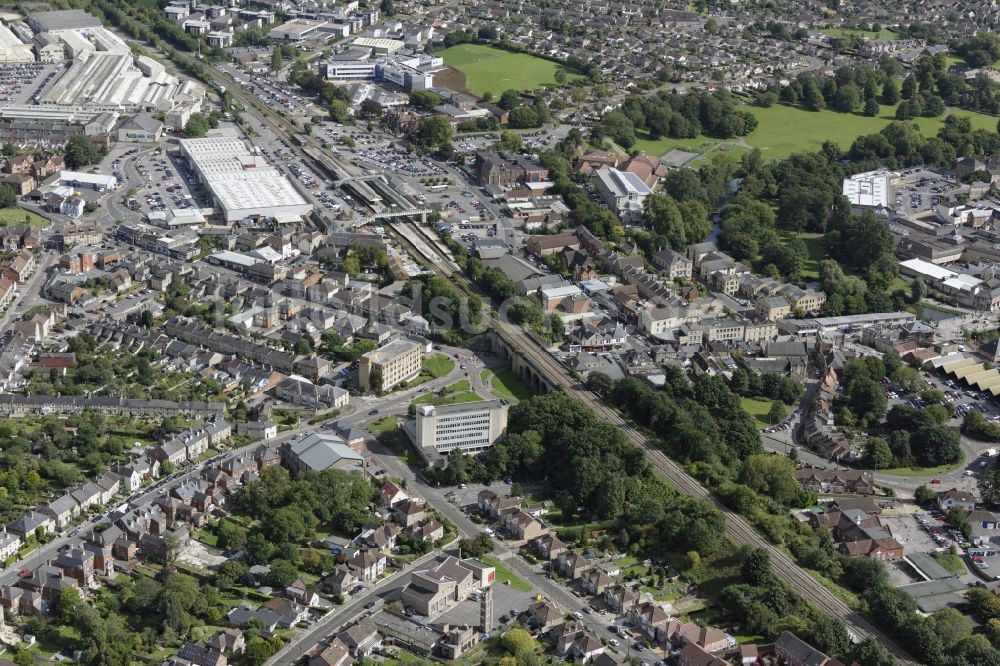 Chippenham aus der Vogelperspektive: Gleisverlauf und Bahnhofsgebäude der Eisenbahnlinie in Chippenham in England, Vereinigtes Königreich