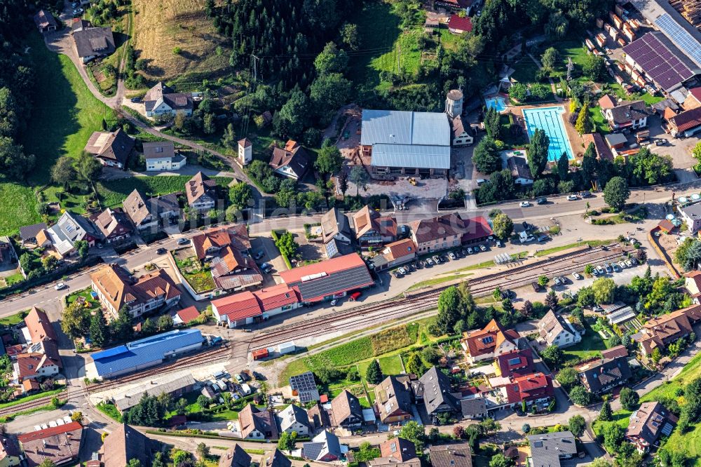 Luftaufnahme Oberharmersbach - Gleisverlauf und Bahnhofsgebäude Endhaltestelle in Oberharmersbach im Bundesland Baden-Württemberg, Deutschland