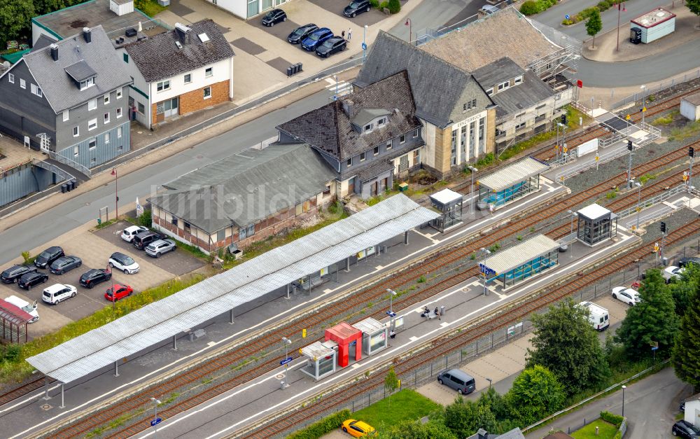 Erndtebrück von oben - Gleisverlauf und Bahnhofsgebäude in Erndtebrück im Bundesland Nordrhein-Westfalen, Deutschland