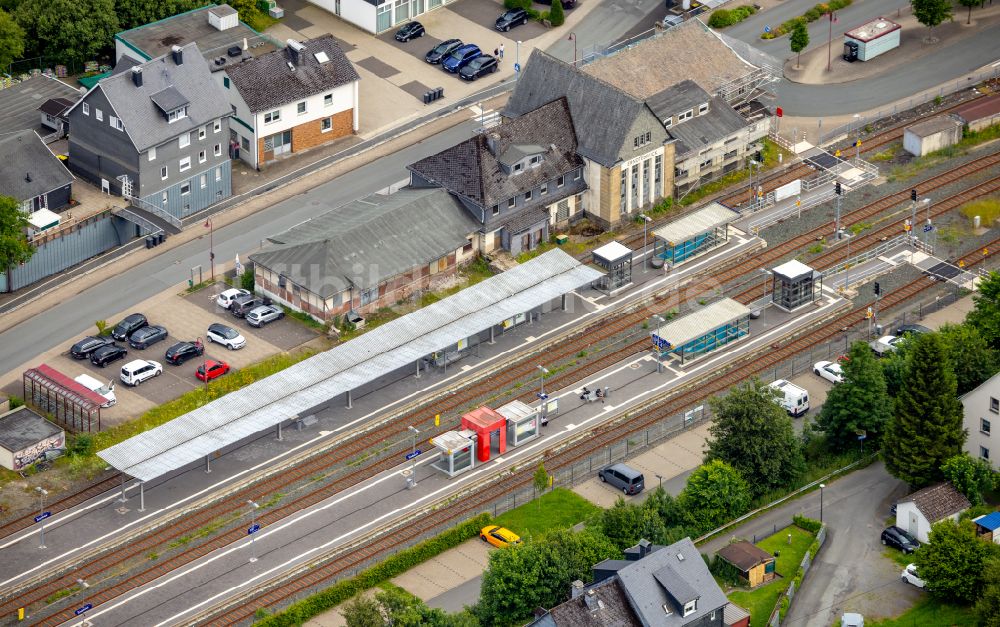 Erndtebrück aus der Vogelperspektive: Gleisverlauf und Bahnhofsgebäude in Erndtebrück im Bundesland Nordrhein-Westfalen, Deutschland