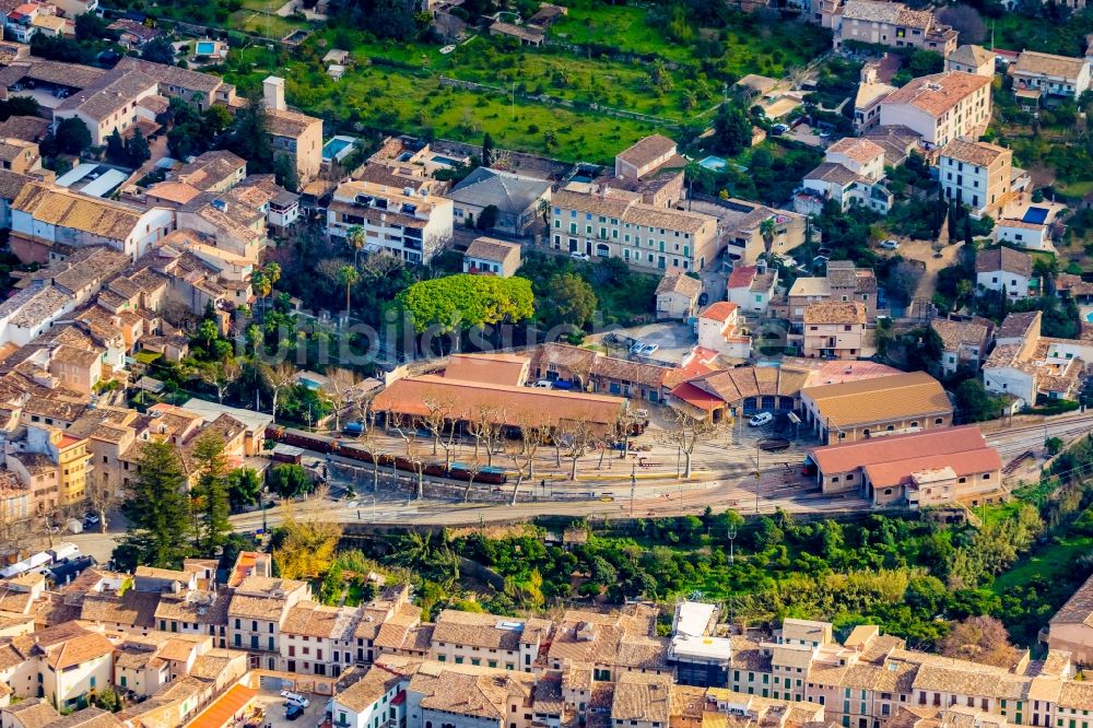 Luftbild Soller - Gleisverlauf und Bahnhofsgebäude Ferrocarril de Sóller in Soller auf der balearischen Mittelmeerinsel Mallorca, Spanien