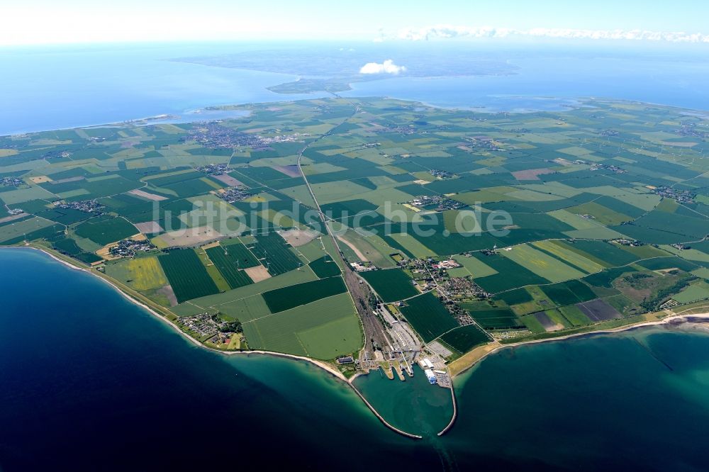 Luftbild Fehmarn - Gleisverlauf und Bahnhofsgebäude des Fährbahnhofs Puttgarden auf Fehmarn im Bundesland Schleswig-Holstein