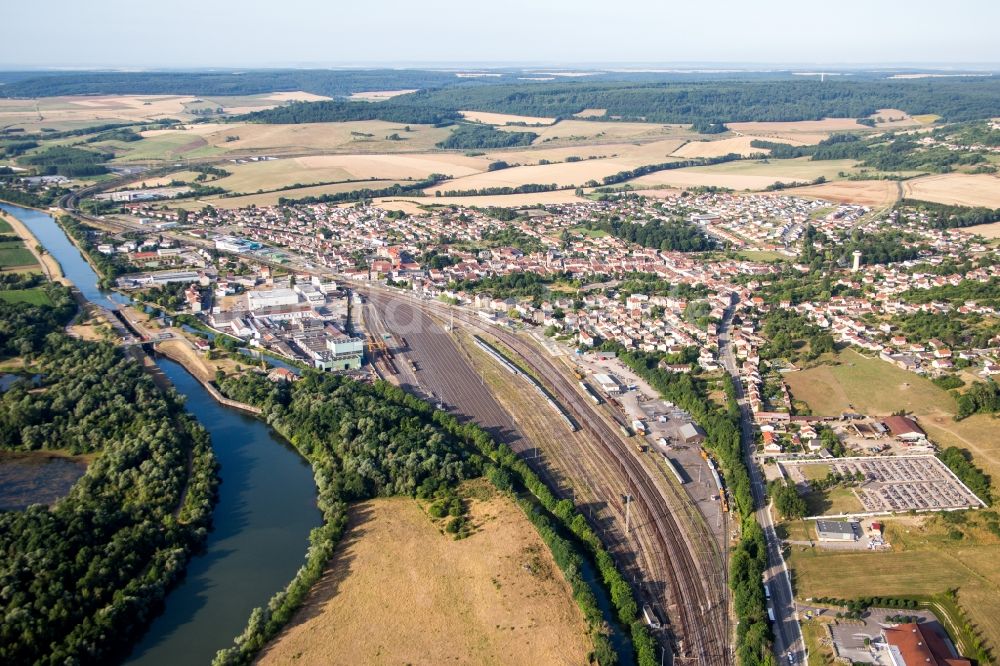 Pagny-sur-Moselle aus der Vogelperspektive: Gleisverlauf und Bahnhofsgebäude der Französischen Bahn an der Mosel in Pagny-sur-Moselle in Grand Est, Frankreich