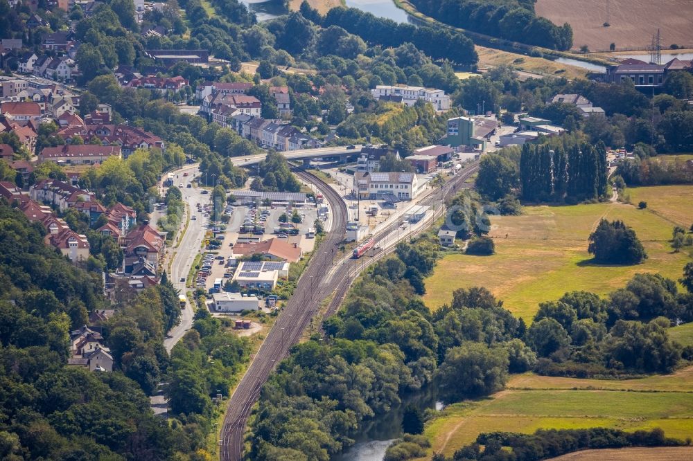 Fröndenberg/Ruhr aus der Vogelperspektive: Gleisverlauf und Bahnhofsgebäude Fröndenberg in Fröndenberg/Ruhr im Bundesland Nordrhein-Westfalen, Deutschland