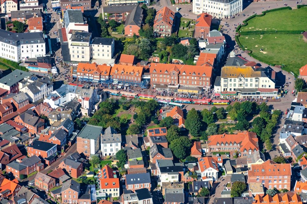 Luftaufnahme Borkum - Gleisverlauf und Bahnhofsgebäude am Inselbahnhof Borkum auf Borkum im Bundesland Niedersachsen, Deutschland