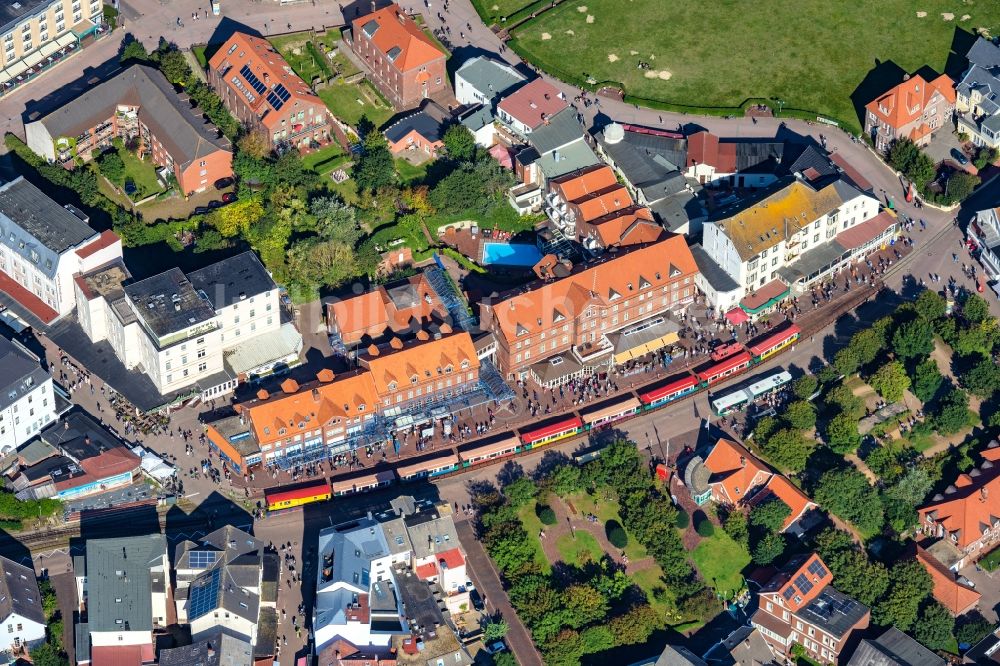 Borkum von oben - Gleisverlauf und Bahnhofsgebäude am Inselbahnhof Borkum auf Borkum im Bundesland Niedersachsen, Deutschland