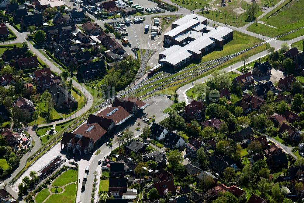 Luftbild Langeoog - Gleisverlauf und Bahnhofsgebäude am Inselbahnhof Langeoog in Langeoog im Bundesland Niedersachsen, Deutschland