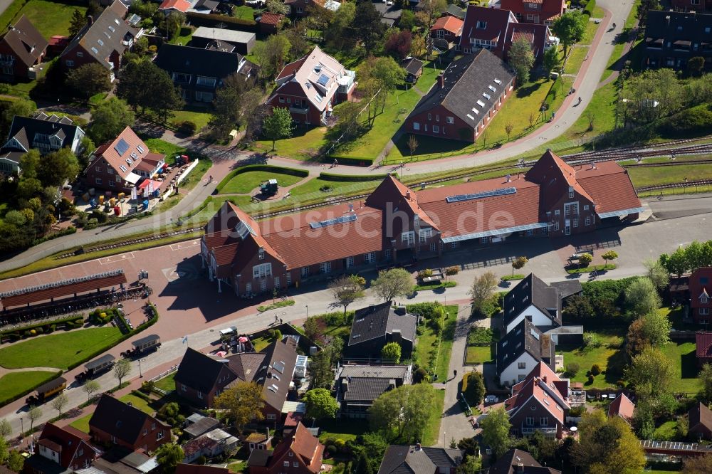 Luftaufnahme Langeoog - Gleisverlauf und Bahnhofsgebäude am Inselbahnhof Langeoog in Langeoog im Bundesland Niedersachsen, Deutschland