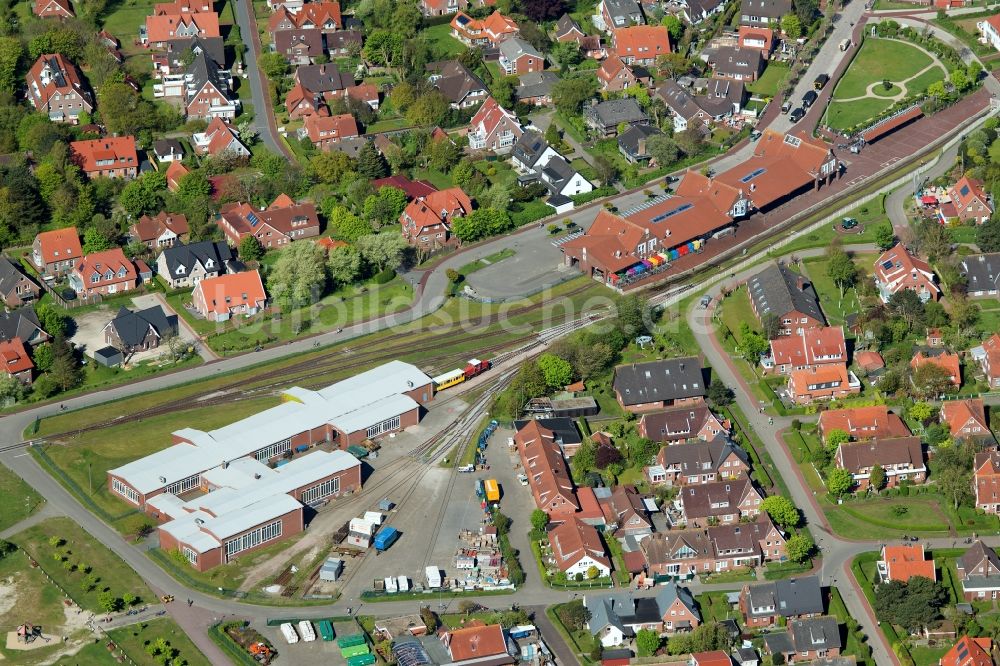 Luftaufnahme Langeoog - Gleisverlauf und Bahnhofsgebäude am Inselbahnhof Langeoog in Langeoog im Bundesland Niedersachsen, Deutschland