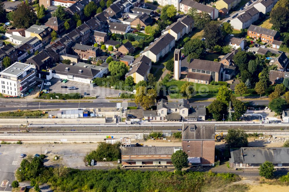 Osterath von oben - Gleisverlauf und Bahnhofsgebäude in Meerbusch im Bundesland Nordrhein-Westfalen, Deutschland