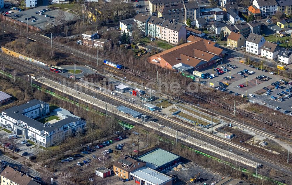 Luftbild Holzwickede - Gleisverlauf und Bahnhofsgebäude im Ortsteil Brackel in Holzwickede im Bundesland Nordrhein-Westfalen, Deutschland