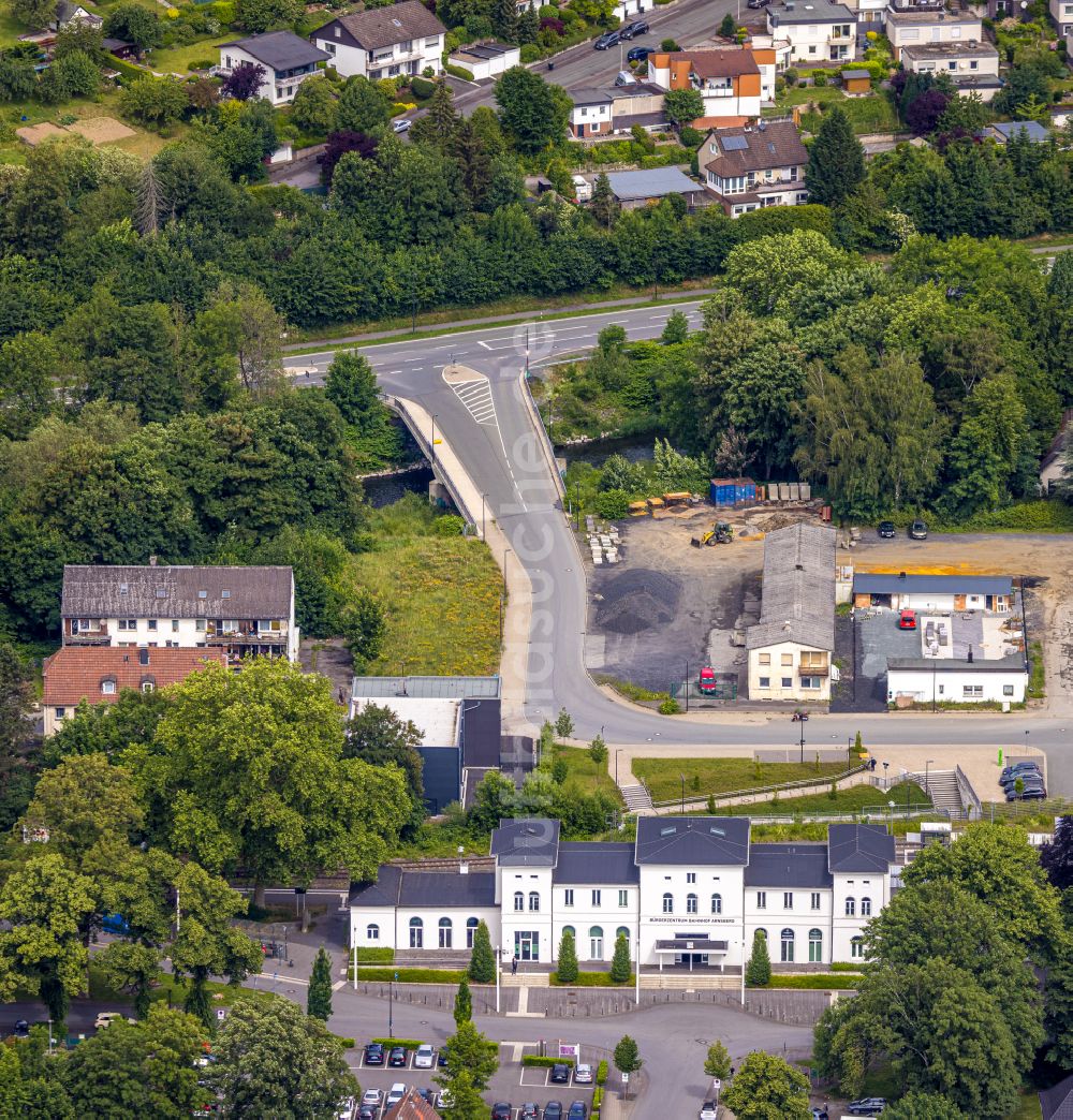 Arnsberg aus der Vogelperspektive: Gleisverlauf und Bahnhofsgebäude im Ortsteil Wennigloh in Arnsberg im Bundesland Nordrhein-Westfalen, Deutschland