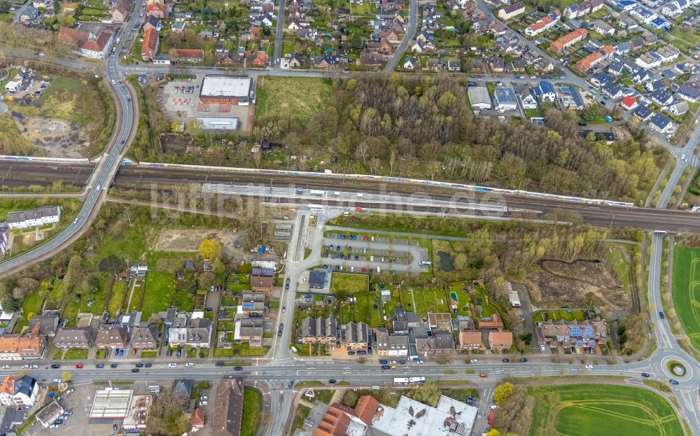 Hamm von oben - Gleisverlauf und Bahnhofsgebäude mit Parkplatz im Stadtteil Heessen in Hamm im Bundesland Nordrhein-Westfalen