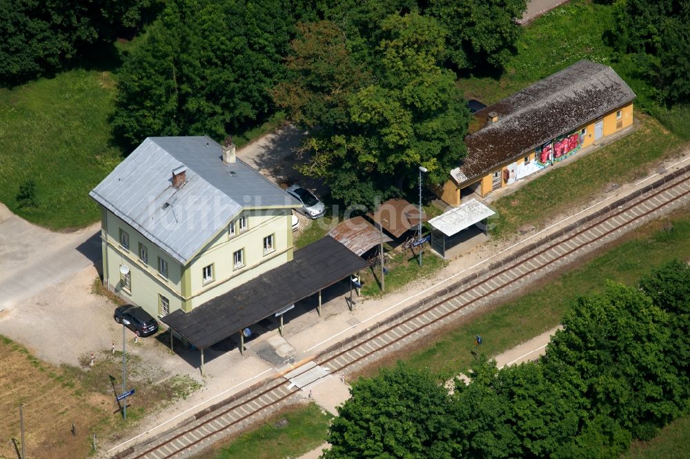 Radersdorf von oben - Gleisverlauf und Bahnhofsgebäude in Radersdorf im Bundesland Bayern, Deutschland