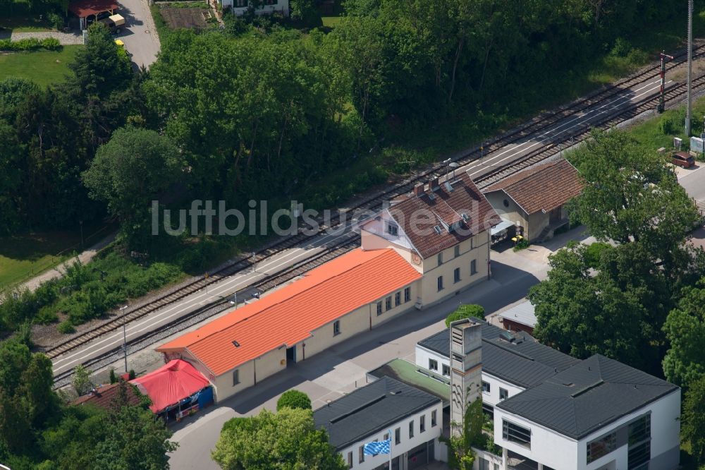 Luftaufnahme Schondorf am Ammersee - Gleisverlauf und Bahnhofsgebäude Schondorf(Bay) der Deutschen Bahn in Schondorf am Ammersee im Bundesland Bayern, Deutschland