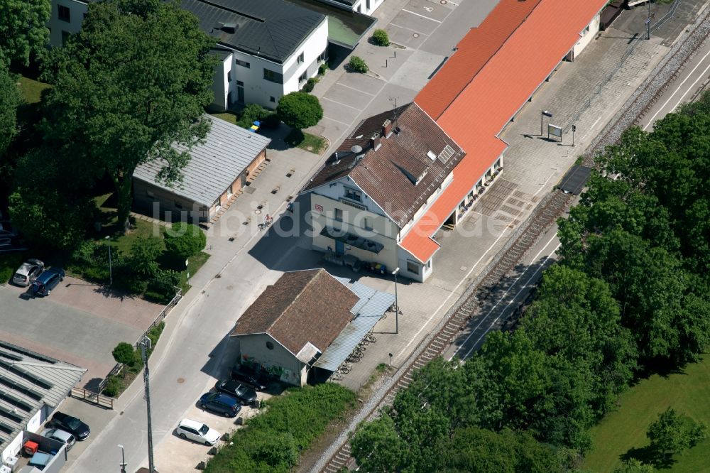 Schondorf am Ammersee aus der Vogelperspektive: Gleisverlauf und Bahnhofsgebäude Schondorf(Bay) der Deutschen Bahn in Schondorf am Ammersee im Bundesland Bayern, Deutschland