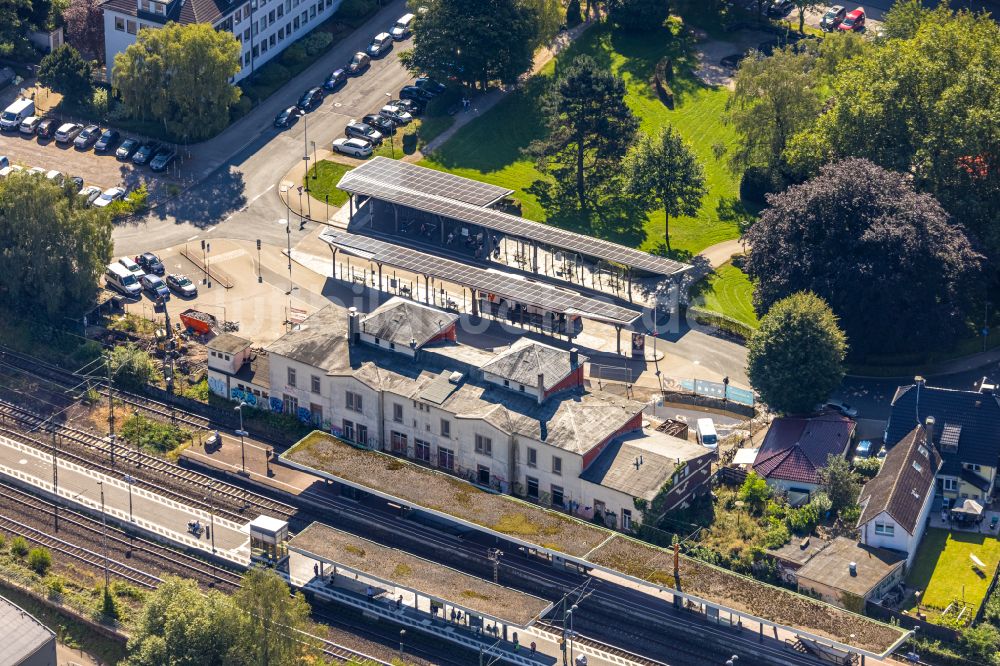 Schwelm aus der Vogelperspektive: Gleisverlauf und Bahnhofsgebäude in Schwelm im Bundesland Nordrhein-Westfalen, Deutschland