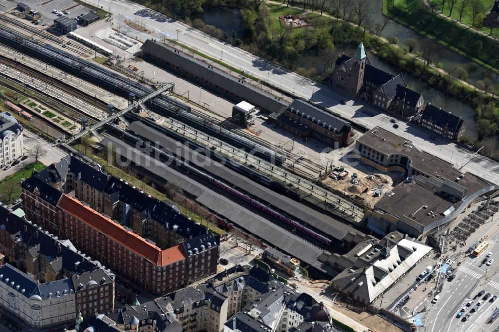 Kopenhagen von oben - Gleisverlauf und Bahnhofsgebäude TandCity am Oslo Platz in Kopenhagen in Region Hovedstaden, Dänemark