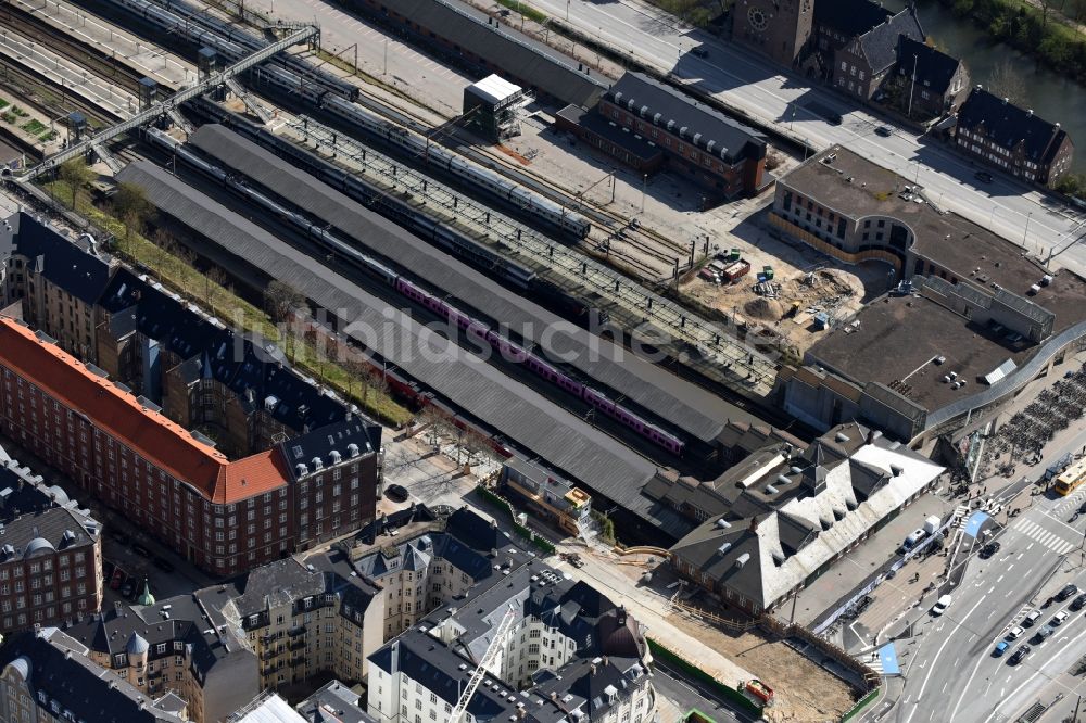 Kopenhagen aus der Vogelperspektive: Gleisverlauf und Bahnhofsgebäude TandCity am Oslo Platz in Kopenhagen in Region Hovedstaden, Dänemark