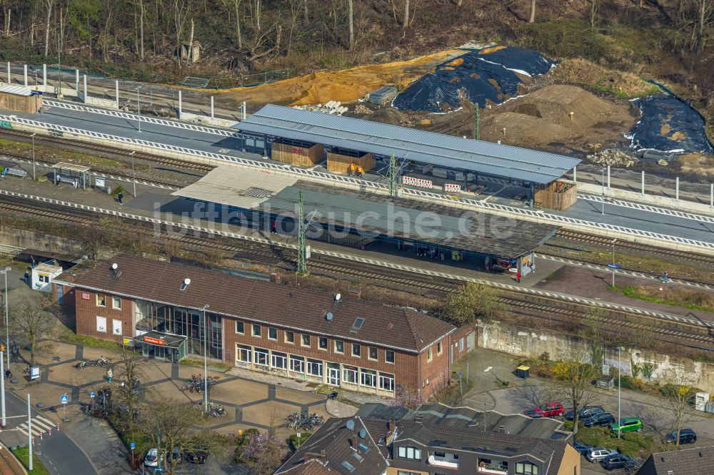 Dinslaken aus der Vogelperspektive: Gleisverlauf und Bahnhofsgebäude mit Tunnelarbeiten in Dinslaken im Bundesland Nordrhein-Westfalen, Deutschland