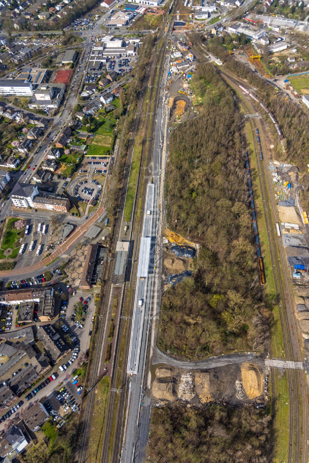 Luftbild Dinslaken - Gleisverlauf und Bahnhofsgebäude mit Tunnelarbeiten in Dinslaken im Bundesland Nordrhein-Westfalen, Deutschland