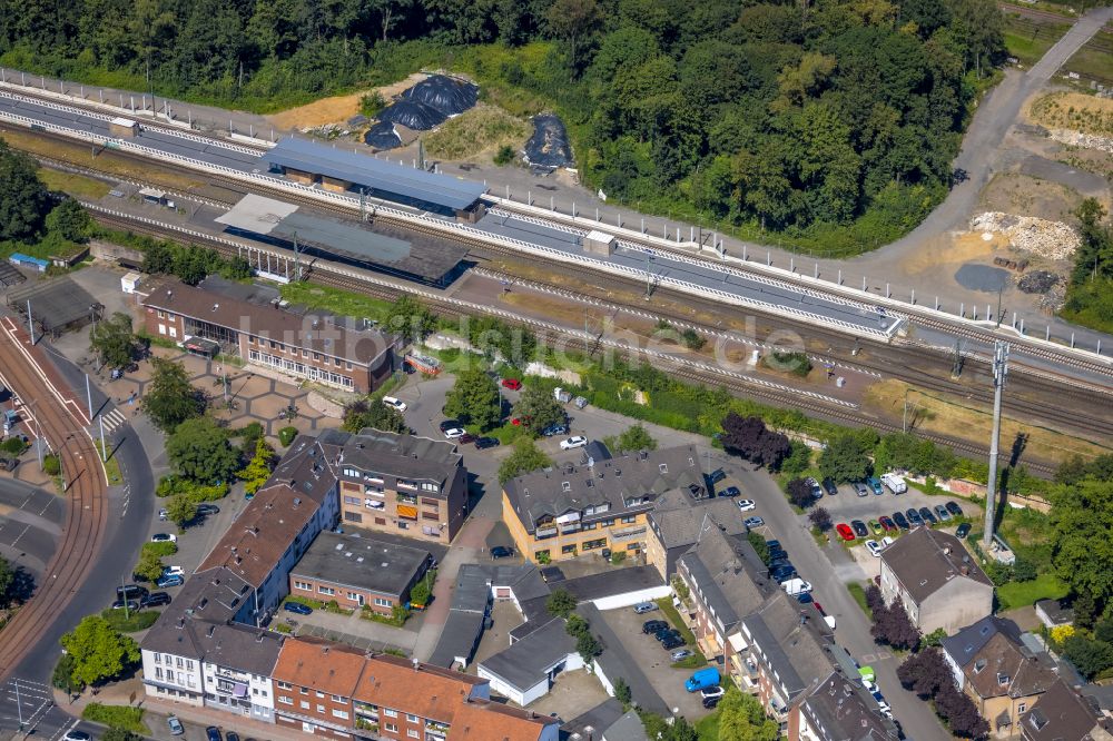 Dinslaken von oben - Gleisverlauf und Bahnhofsgebäude mit Tunnelarbeiten in Dinslaken im Bundesland Nordrhein-Westfalen, Deutschland