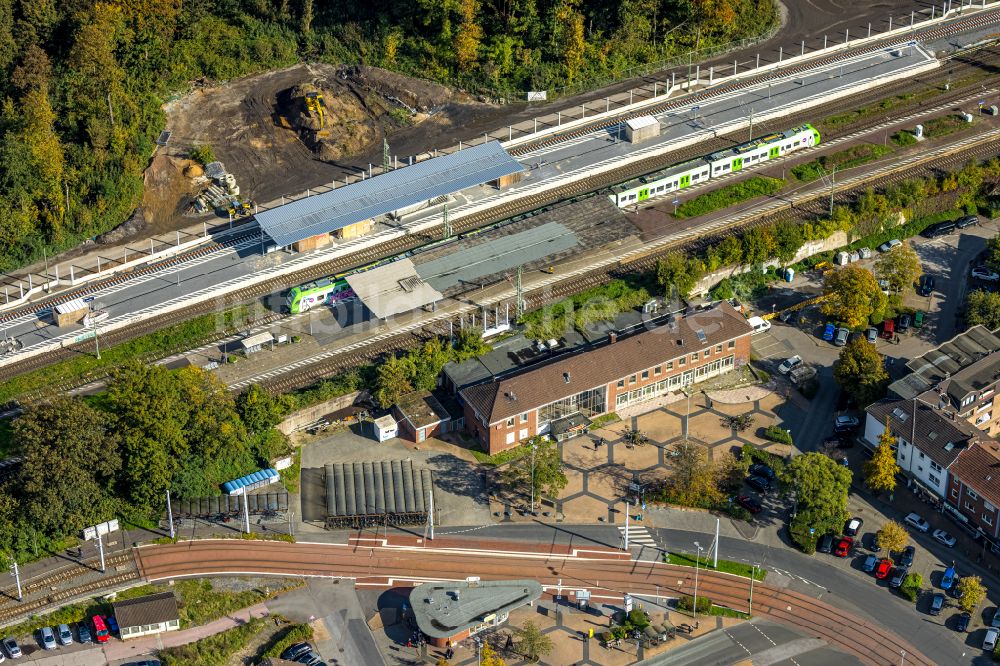 Dinslaken aus der Vogelperspektive: Gleisverlauf und Bahnhofsgebäude mit Tunnelarbeiten in Dinslaken im Bundesland Nordrhein-Westfalen, Deutschland