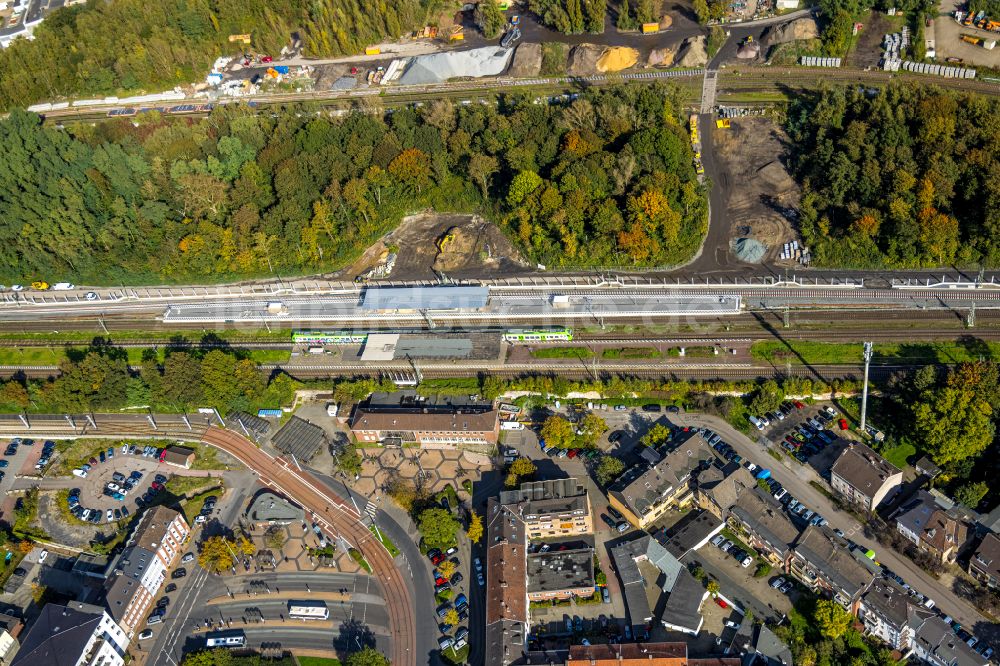 Luftaufnahme Dinslaken - Gleisverlauf und Bahnhofsgebäude mit Tunnelarbeiten in Dinslaken im Bundesland Nordrhein-Westfalen, Deutschland