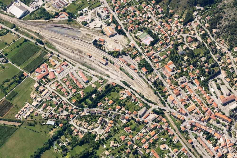 Veynes aus der Vogelperspektive: Gleisverlauf und Bahnhofsgebäude in Veynes in Provence-Alpes-Cote d'Azur, Frankreich