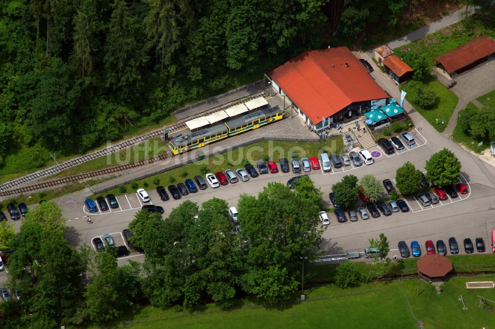 Luftaufnahme Brannenburg - Gleisverlauf und Bahnhofsgebäude Wendelsteinbahn Talbahnhof im Ortsteil Milbing in Brannenburg im Bundesland Bayern, Deutschland