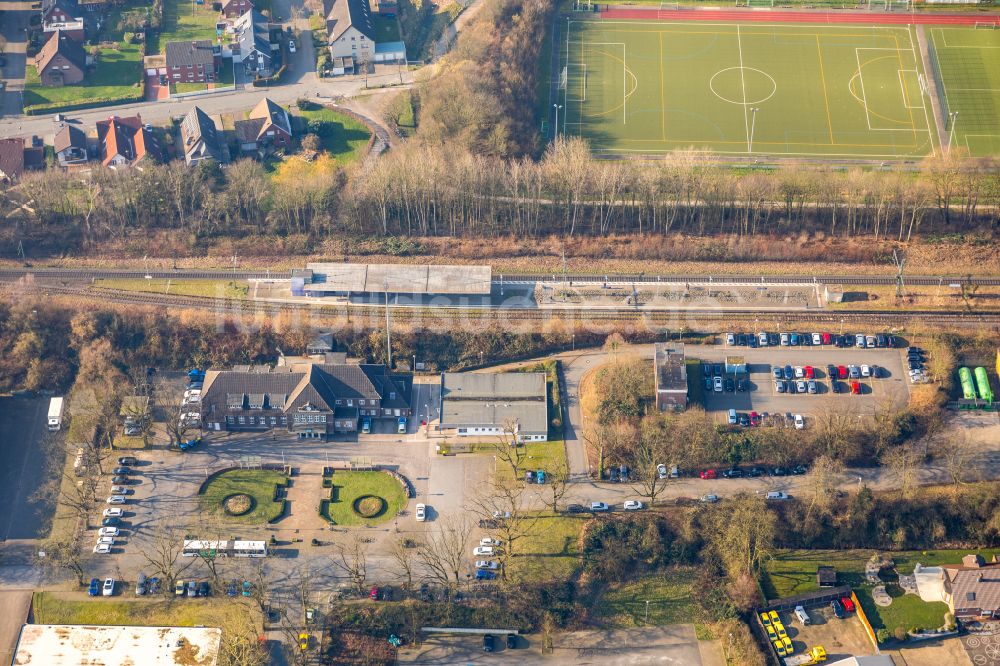 Werne von oben - Gleisverlauf und Bahnhofsgebäude in Werne im Bundesland Nordrhein-Westfalen, Deutschland