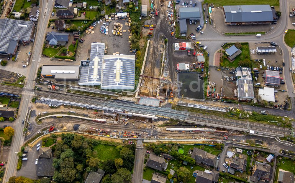 Haldern aus der Vogelperspektive: Gleisverlauf der Betuweroute und Bahnhofsgebäude am Bahnhof Haldern und Firmengebäude in Haldern im Bundesland Nordrhein-Westfalen