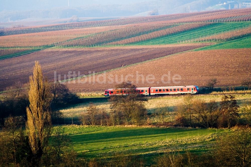 Oberhausen aus der Vogelperspektive: Gleisverlauf und Zug der Regionalbahn der Deutschen Bahn in Oberhausen im Bundesland Rheinland-Pfalz