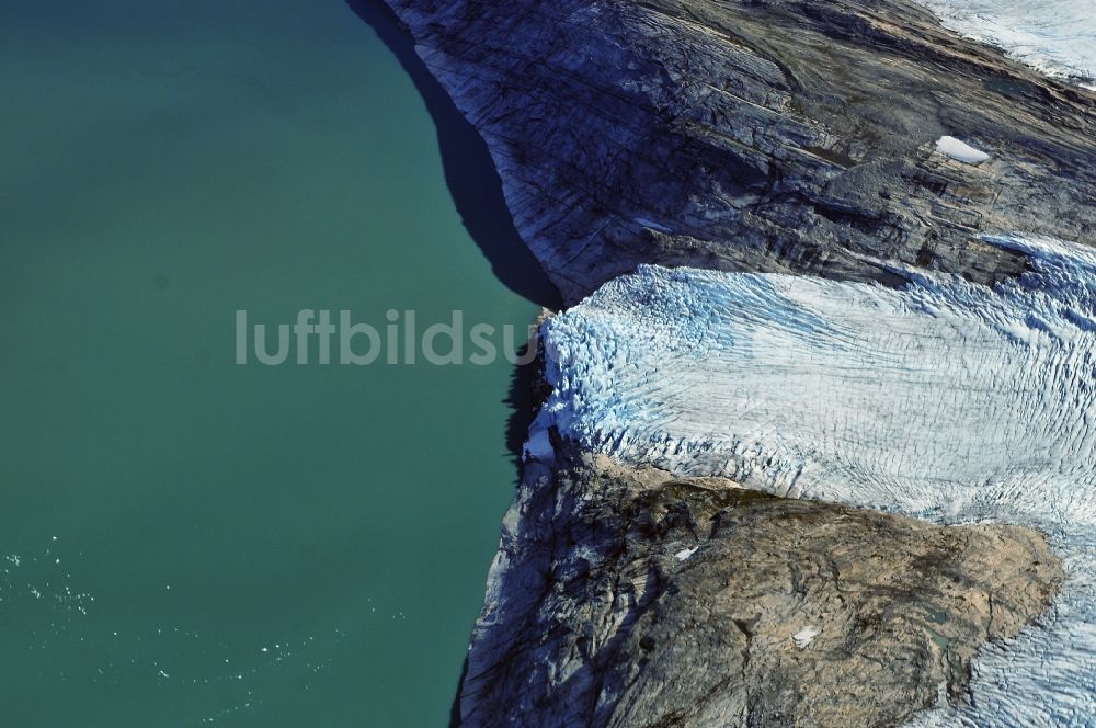 Meloy aus der Vogelperspektive: Gletscher im Saltfjellet- Svartisen- Nationalpark am Ufer des Storglomvatnet See in Norwegen