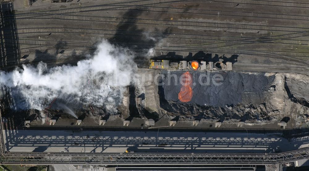 Luftaufnahme Duisburg - Glühende Stahlschmelze- Schlacke im ThyssenKrupp Stahlwerk in Duisburg im Bundesland Nordrhein-Westfalen