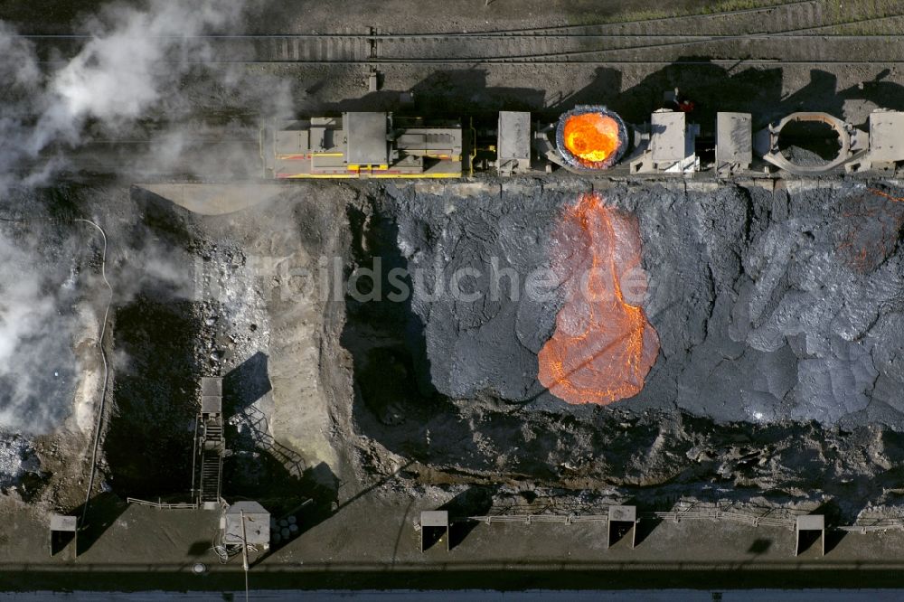 Duisburg von oben - Glühende Stahlschmelze- Schlacke im ThyssenKrupp Stahlwerk in Duisburg im Bundesland Nordrhein-Westfalen